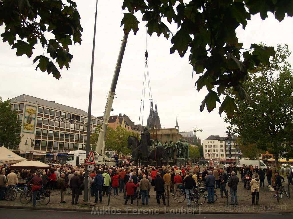 Reiterdenkmal kehrt zurueck auf dem Heumarkt P34.JPG